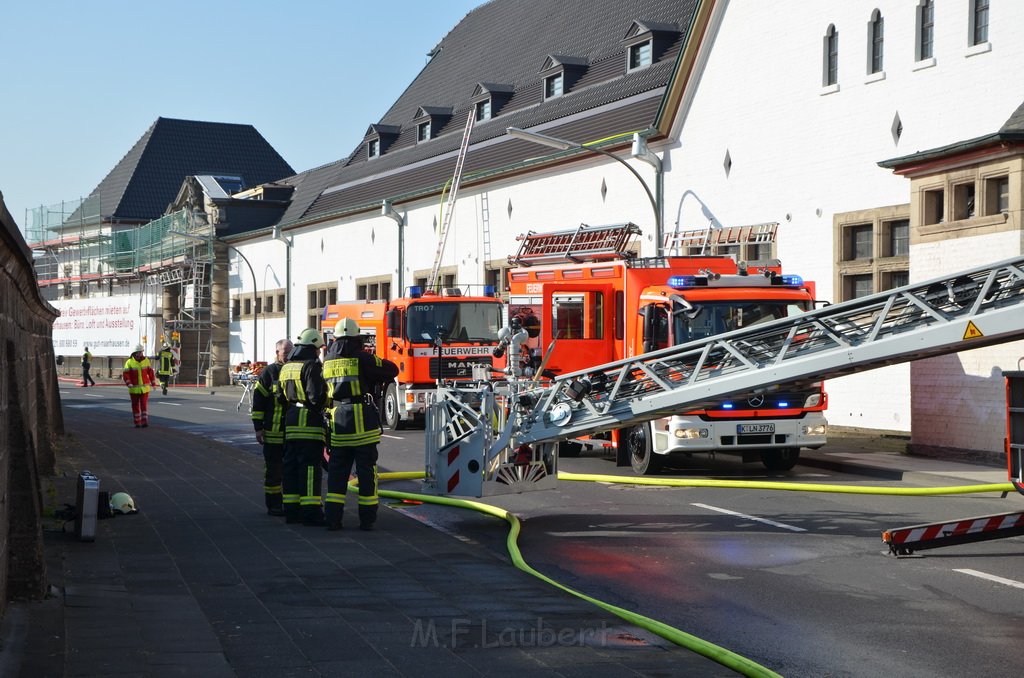 Feuer 3 Dachstuhlbrand Koeln Rath Heumar Gut Maarhausen Eilerstr P273.JPG